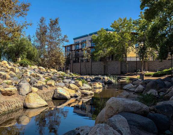 $2,600 / 1br - Contemporary 1 Bed in North San Diego- Bocce Ball Court, Private Patio (Vista Village)63657108537731122