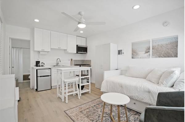 $2,350 Designer Studio with Private Bath and Laundry in Prime Venice (Venice Beach)63812226599553120