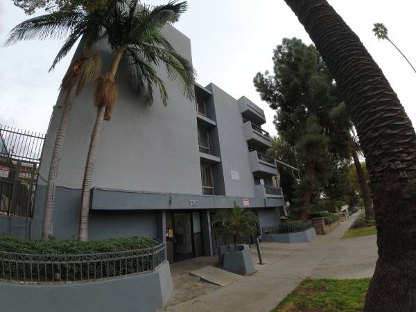 $1,550 / 500ft2 - Spacious Studio with Parking (Koreatown)63700939646979120