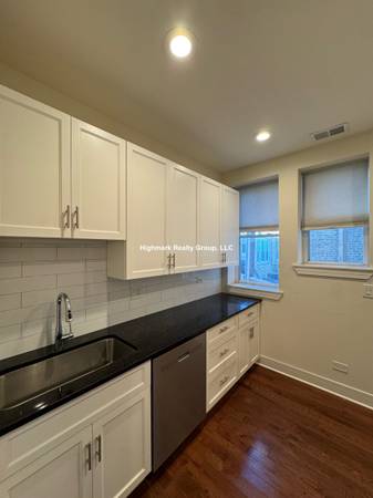 $2,100 / 2br - 🍃🌊🥗Breezes & Brick 2BD✨In-Unit Laundry • Central Air🍃🌊🥗 (Chicago)63959876260739122