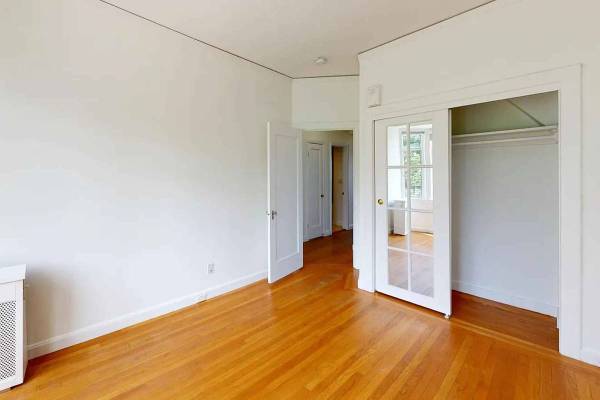 $1,425 / 2br - 2238 Hyde Street rises tall and slender on Russian Hill (russian hill)64023718510721122