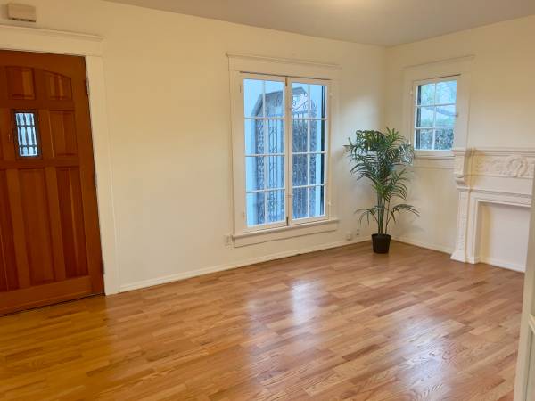 $2,750 / 2br - 820ft2 - Charming Spanish bungalow in gated courtyard setting (East Hollywood)63912984786306124