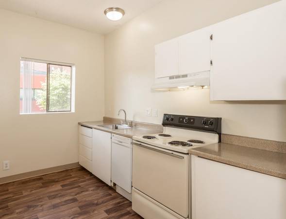 $1,099 / 1br - Views of Downtown & West Hills*, Cats Welcome + One Bedroom (Goose Hollow on 14th)63914740343939124