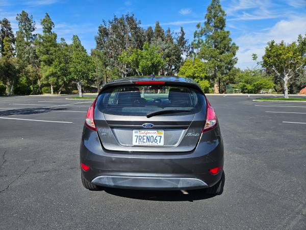 2016 Ford Fiesta SE 4puerta Hatchback Excelente Estado Debe Verlo 101k Millas - $5,599 (SD (Financiamiento Fácil + Descuento Militar))63624764000385124