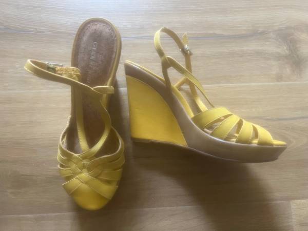 Gianni Bini yellow strapped wedges heels 8M 1