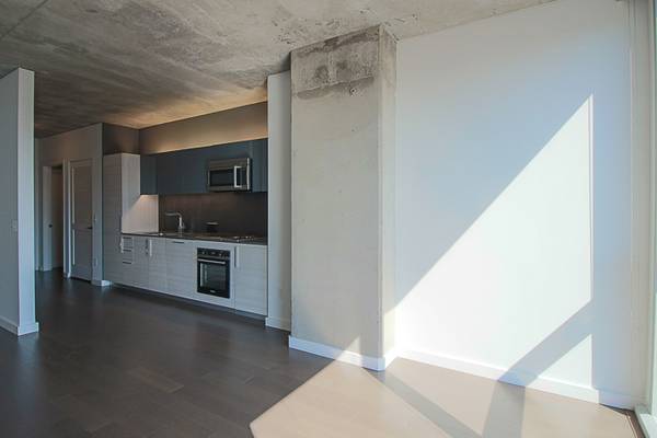 $2,005 Fabulous renovated studio with washer/dryer in unit and huge pool (Near North/Downtown)63899122813698121