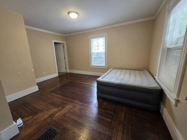 $900 / 5br - 200ft2 - Room for rent W/private bathroom (Springfield)64017046757377120