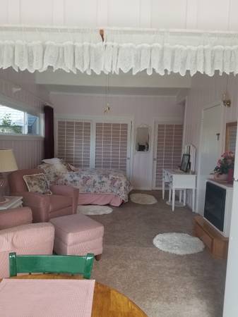 Furnished Studio-All Utilities included + cable/internet 1