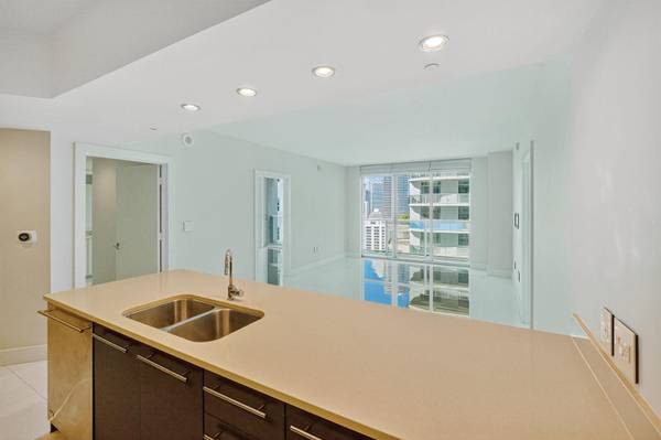 $4,200 / 2br - 1111ft2 - Fab Split Floorplan 2bd with Stunning Finishes! (500 Brickell- Brickell)64001848717314120