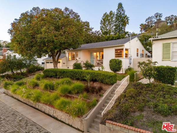 Could this be the perfect match? Home in Los Angeles. 3 Beds, 2 Baths 1