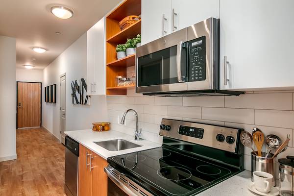 $1,895 / 2br - Sit Back & Relax! Your New Apartment Awaits @ Helena! (SE Portland, Hawthorne, Buckman)63820707839745122