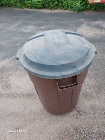 40 Gallon Garbage Can with Lid & Handle 1
