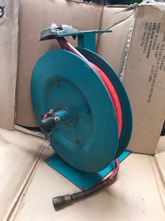 Air hose reel wall mount 1