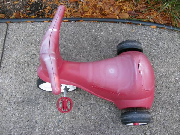 Radio de bicicleta Flyer con pedales, triciclo con compartimento trasero - $5 (Waukesha)63470464768385123