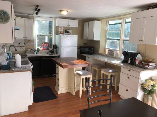 $800 / 1br - 120ft2 - Large Corner Room w/Screened Deck and Private Entrance (Charleston, Folly Rd & Maybank)64015945110913121