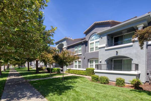 $2,550 / 2br - 1398ft2 - Swimming Pool, Upgraded Plank Flooring, Playground, Valet Trash63900310242690124