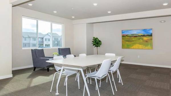 $1,699 / 584ft2 - Cocina moderna inspirada en chef, armarios elegantes en blanco o espresso (Pilot Butte)63839290396161122
