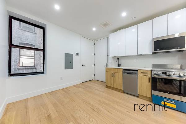 Insane deal on a duplex style 1 bed in Ridgewood, W/D in unit! 1