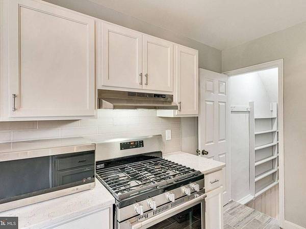 $911 / 1br - Cozy and Inviting Apartment Near Downtown Shops (lake county)63813686888321122