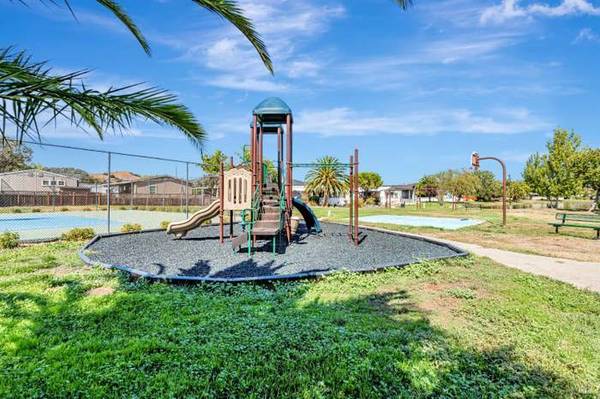 $1,855 / 1br - 824ft2 - Newer modular home, features a bright open kitchen with tons of storag (san rafael)63890429093507121
