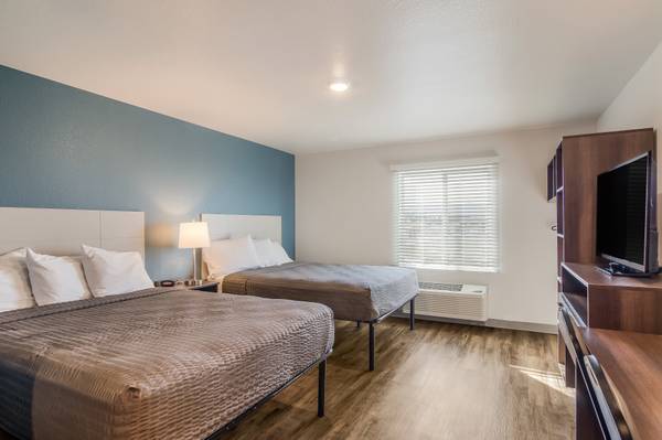 $1,350 / 1br - 4 millas del centro de Elkhart, tarifas semanales y mensuales bajas (810 E Windsor Ave, Elkhart, IN)63666048386433122