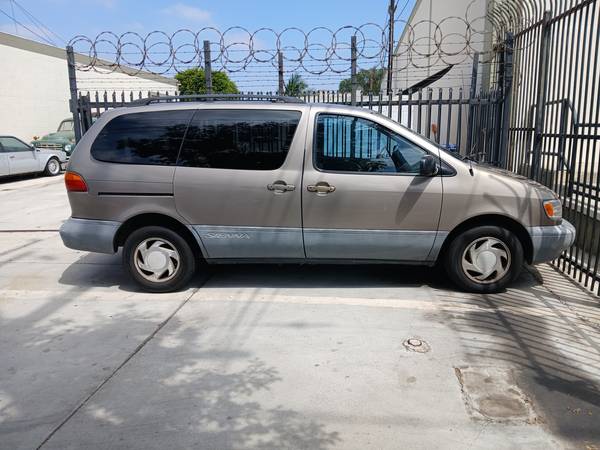 1998 TOYOTA SIENNA LE - $2,50063441223490305123