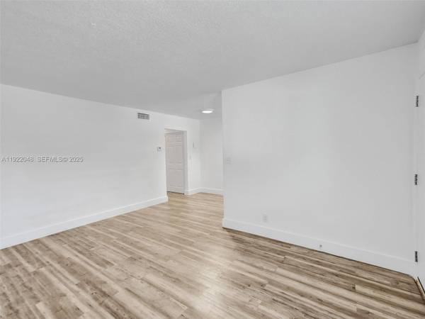 IMMACULATE AND AWESOME 1 BED 1 BATH UNIT 1