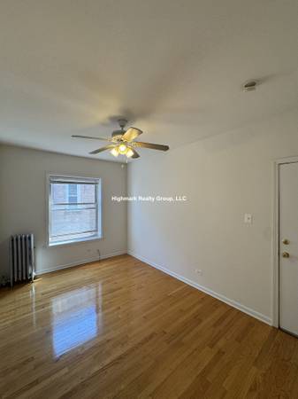$1,250 ★ Devon Bloom Studio – Heat, Gas & Water Included – Top Floor ★ (Edgewater)63899123807874123