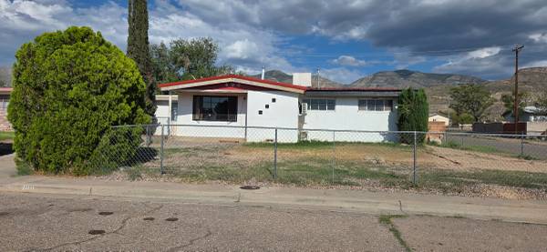 $1,400 / 4br - 1400ft2 - 4 Bedrooms and 2 Baths w/ Seller Financing Possible (Alamogordo)63687913687683120
