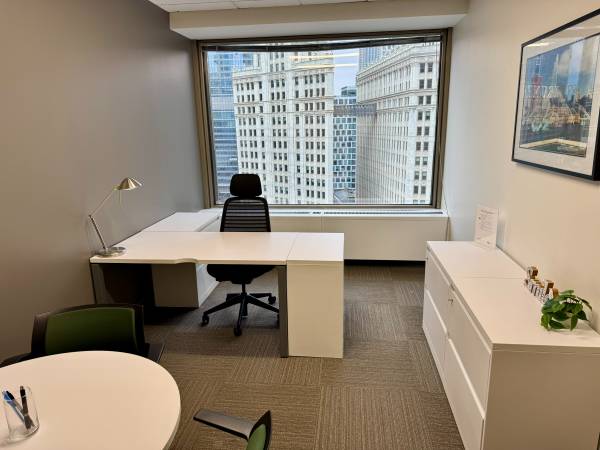 $1,739 Michigan Ave Window Office AVAILABLE December 1st! (Chicago)63918411694082120