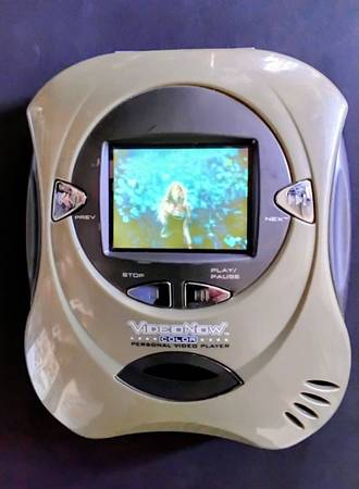 Hasbro 2004 SILVER Video Now Color Video Player W/ 4 Discs Hillary Duff, Raven S 1