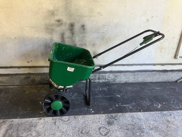 Scotts Fertilizer Spreader (12-22) 1