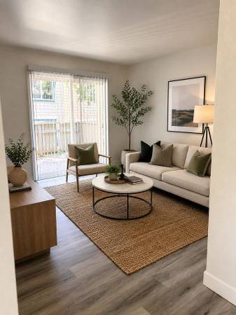 Unbeatable Location! 2 BR Near Beach, Pet Friendly Perks 1