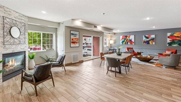 $1,425 / 1br - 797ft2 - Large Closets, Window Coverings, Rentable Guest Suite (110 E 1st St, Chaska, MN)63990382680579124