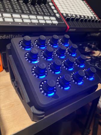 DJ Tech Tools MIDI Fighter Twister plus stand 1