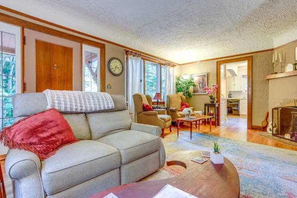 $184 / 2br - Seattle Home w/ Balcony: 1 Mi to Park & Water! (Seattle, WA)63659466200705123