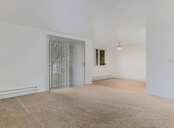 $1,450 / 2br - Convenient Two Bedroom - Off-Street Parking - Washer & Dryer Hookup (Rockwood Area)63841708265091123