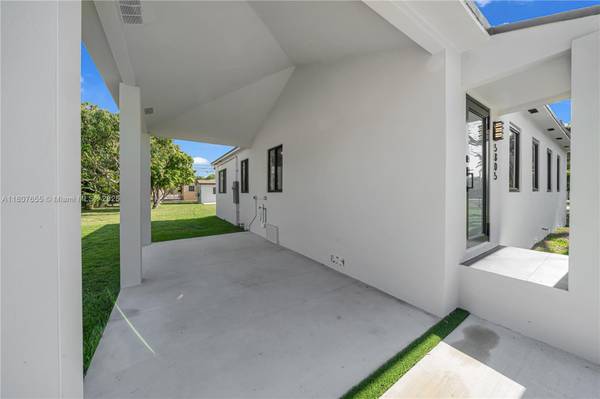$4,300 / 3br - 1131ft2 - Wow! Fully Renovated Home with Den & Extra Storage! (South Miami/Coral Gables)64001846814082122
