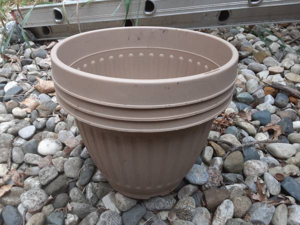 Medium size planters, Beige plant pots. Can drop off. 3 pots for $5 1