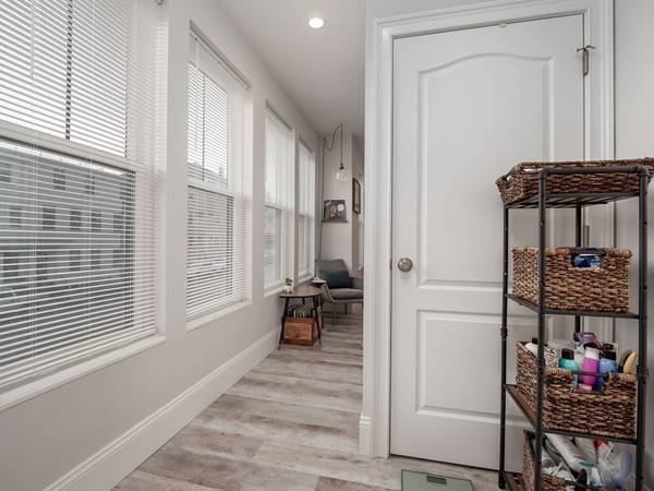 $1,800 / 1br - 750ft2 - complete with ultra luxurious finishes including steam showers63614178303873124