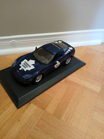 1:18 GM Chevrolet Corvette 2005 Toronto Maple Leafs Maisto 1