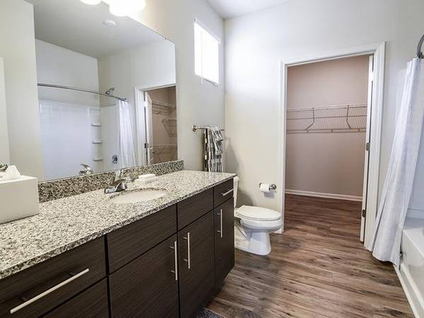 $1,291 / 1br - 735ft2 - Full Size Washer & Dryer, Private Patio / Balcony, Stunning Upgrades (Open Space Parking in Community)63925205287042124