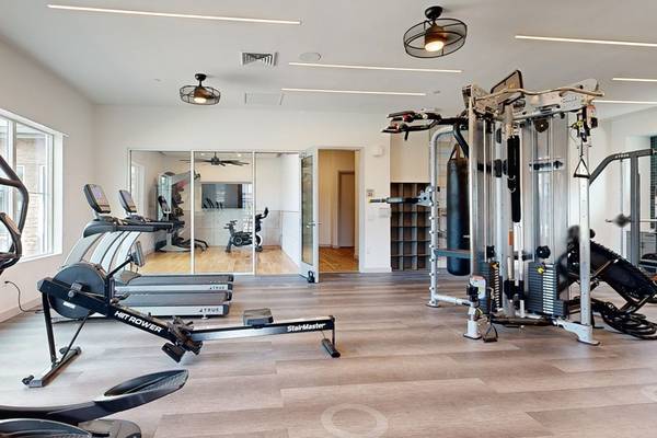 $1,280 / 1br - 668ft2 - Self-Service Package Lockers, Clubhouse (7601 W Glendale Ave, Glendale, AZ)64024823042435122