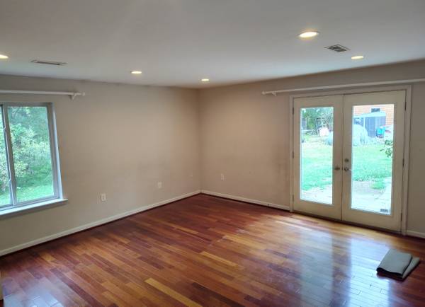 $1,200 / 1br - 240ft2 - Master bedroom, private entrance, off street parking, and ground floor (Springfield 22150 (Mixing bowl))64040026328963120
