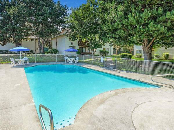 $1,545 / 2br - AHORA $500 DE DESCUENTO + Estacionamiento para Visitantes, Lavadora/Secadora en la Unidad en nuestros de 2 Dormitorios (Powell Butte)63914740065538121