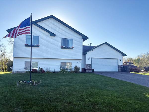 $325,000 / 4br - 2256ft2 - Charming Home Alert! 1.58 Acres! (Rush City)64003961085699120