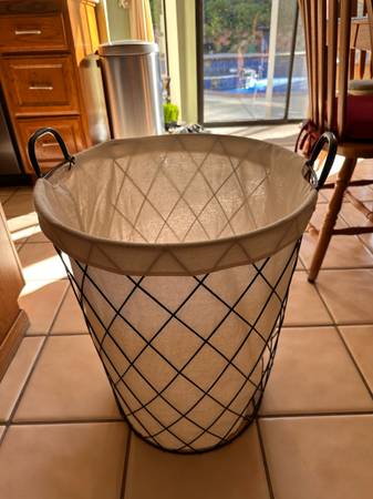 Round laundry hamper/basket 1