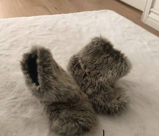 Furry slippers - Womens Size 8 - Excellent Condition 1