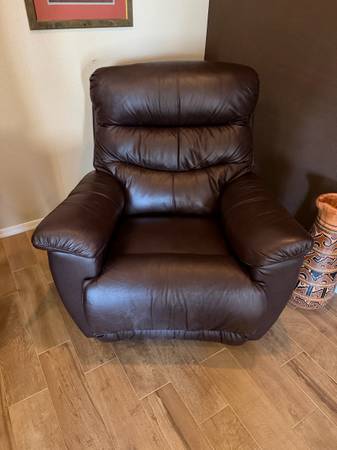 2 La-Z-Boy recliners 1