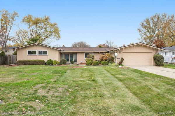 Imagine what your friends would think! Home in Farmington Hills. 3 Beds, 2 Baths 1